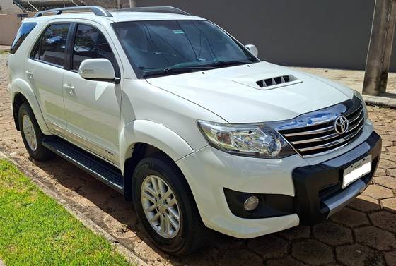 TOYOTA HILUX SW4 3.0 SRV 4X4 16V TURBO INTERCOOLER DIESEL 4P AUTOMÁTICO